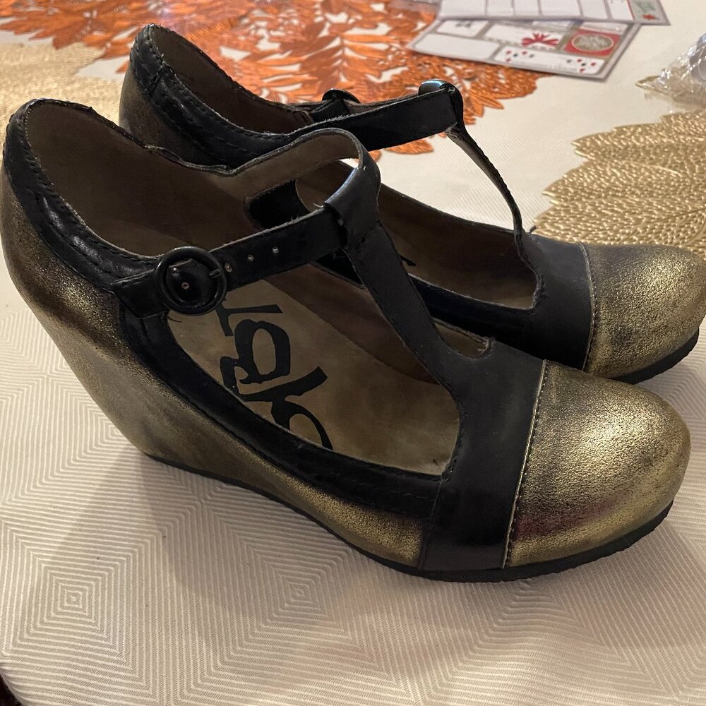 OTBT Reform Wedge Heel Gold Metallic and Black T-strap Mary Jane Leather 9.5 M